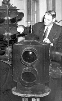 Lester Wire và chiếc đèn giao thông do ông sáng chế.